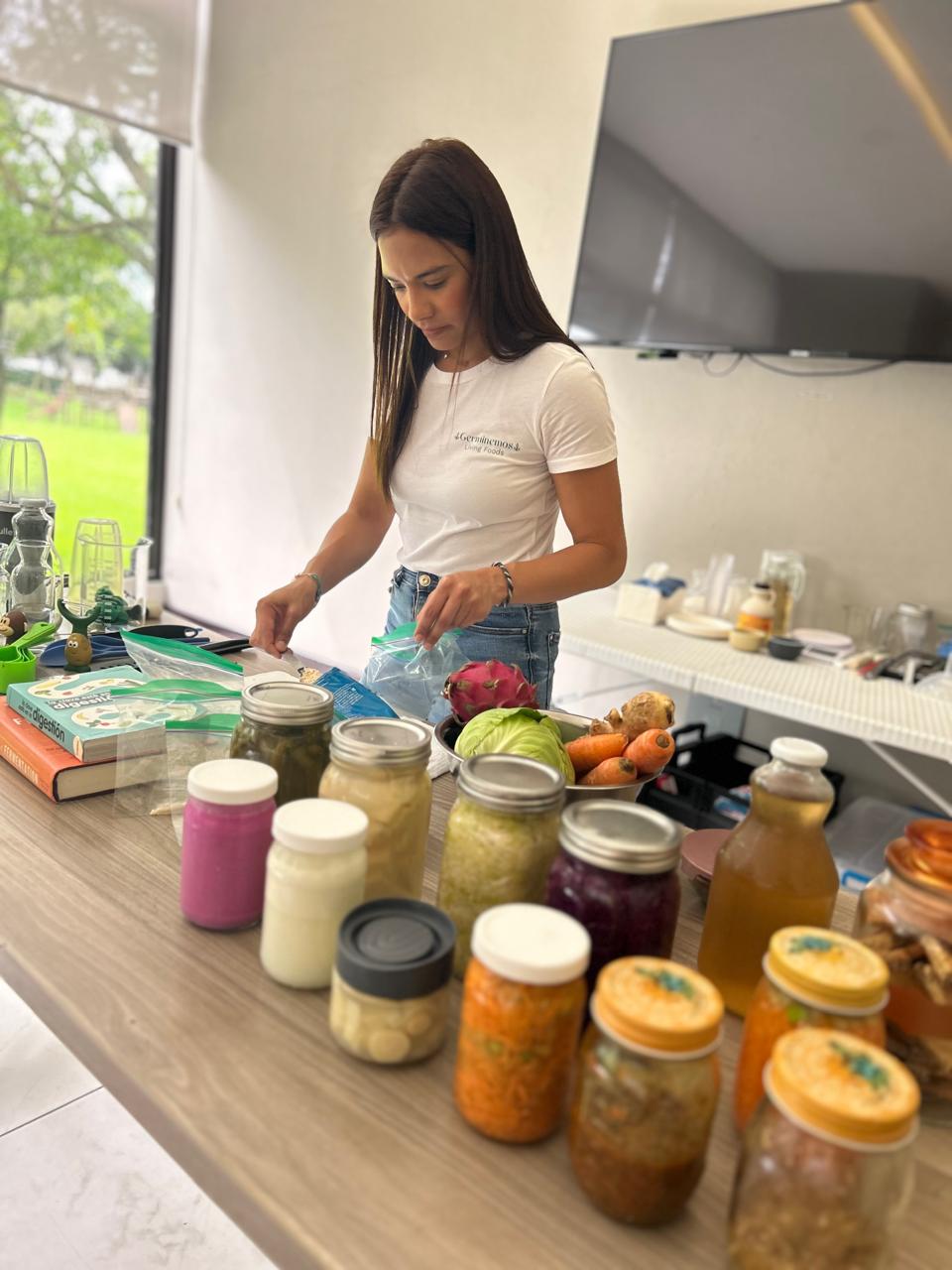 Danelia preparando fermentos durante un taller de Germinemos