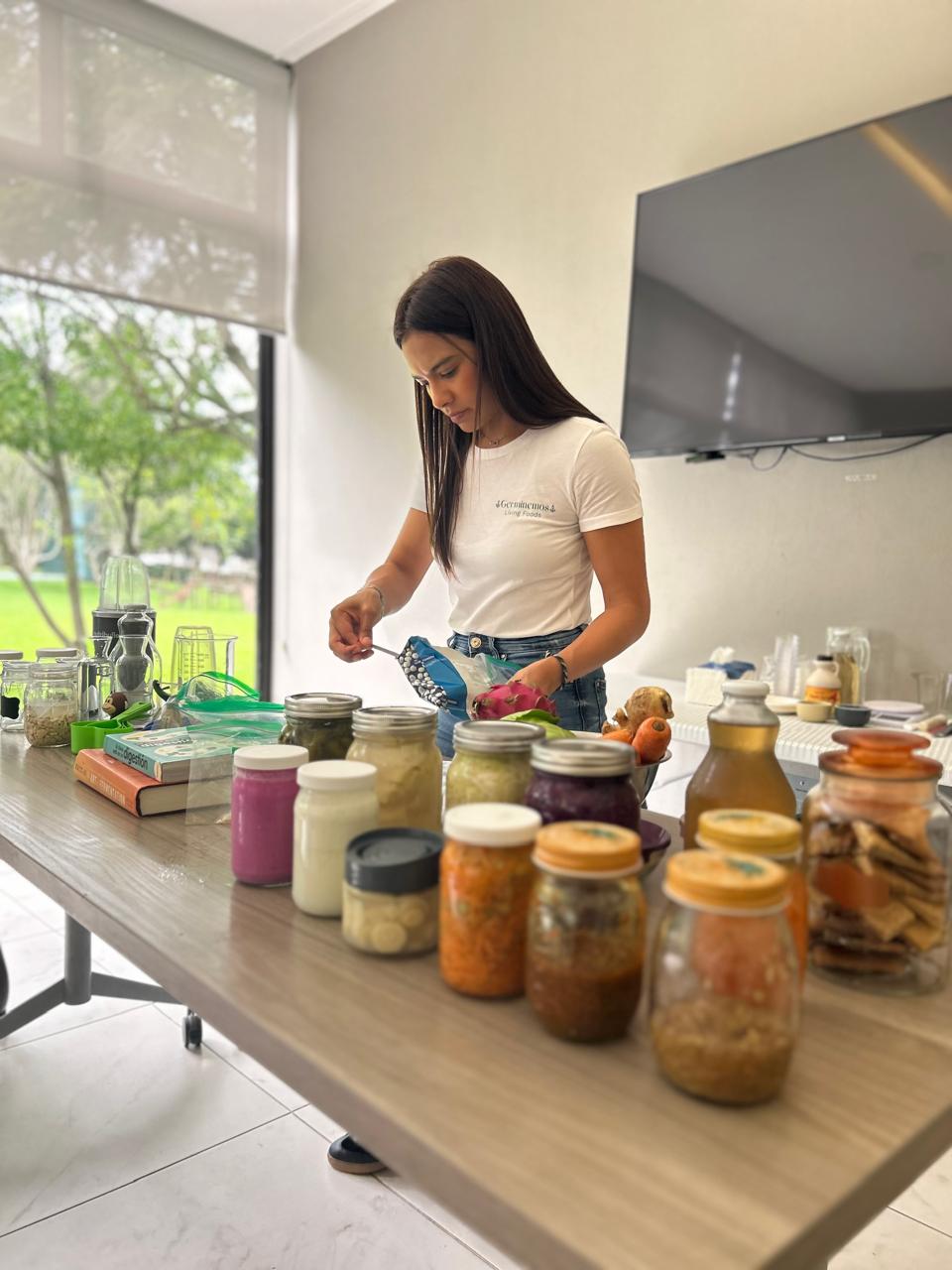 Mesa del taller con frascos de chucrut, kimchi y bebidas fermentadas